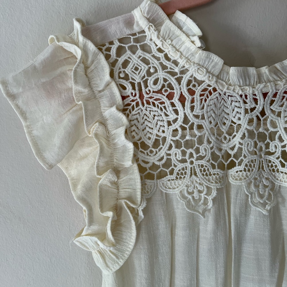 Pale yellow no sleeve lace dress